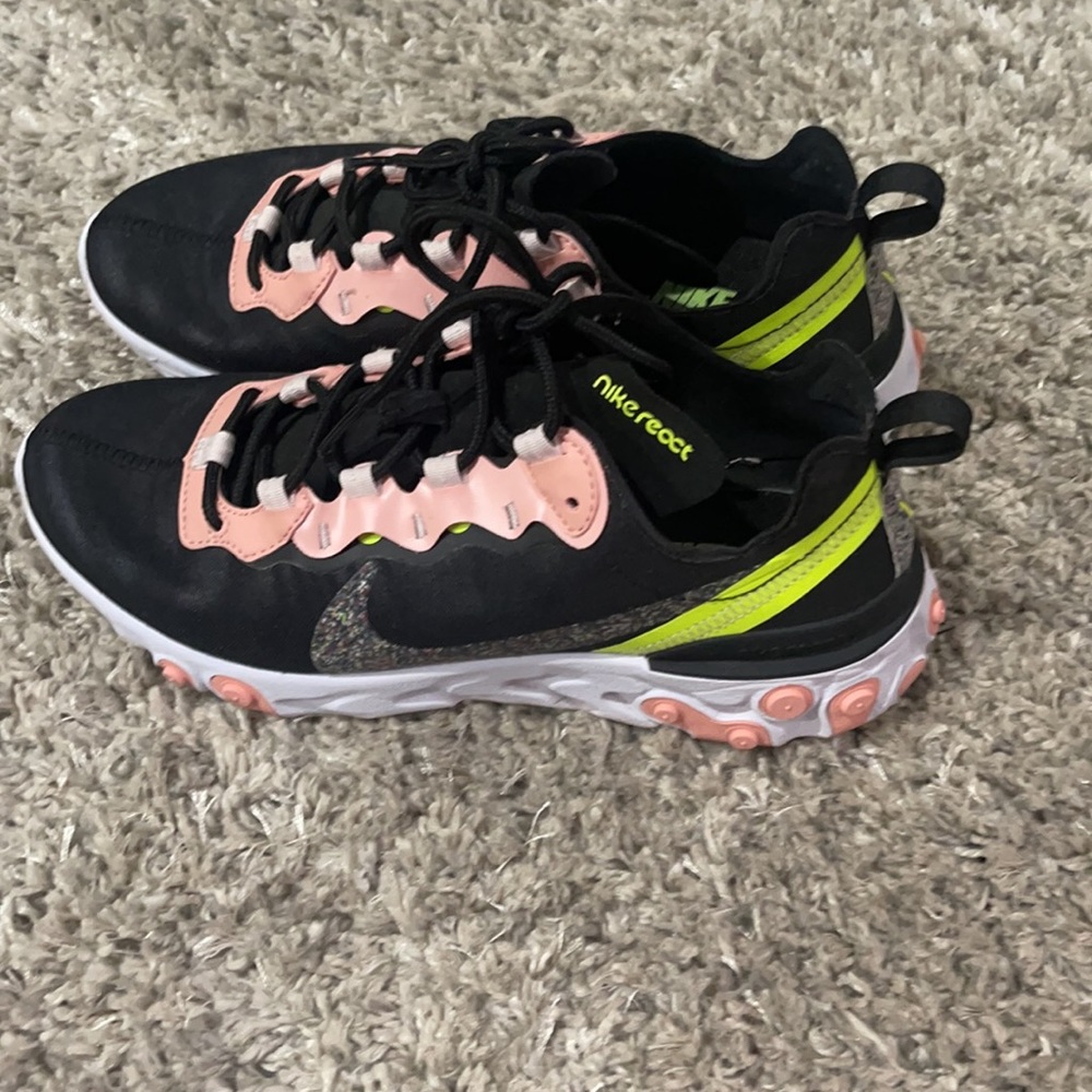 Womens NIke sneakers 👟 💕